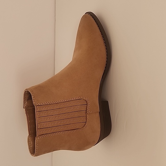 Women's western-style ankle boots size 8. - Picture 3 of 9